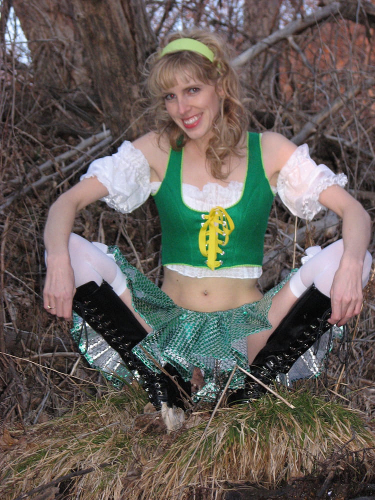 Diana, posant en tenue de lutin pour la Saint Patrick.
 #97429051