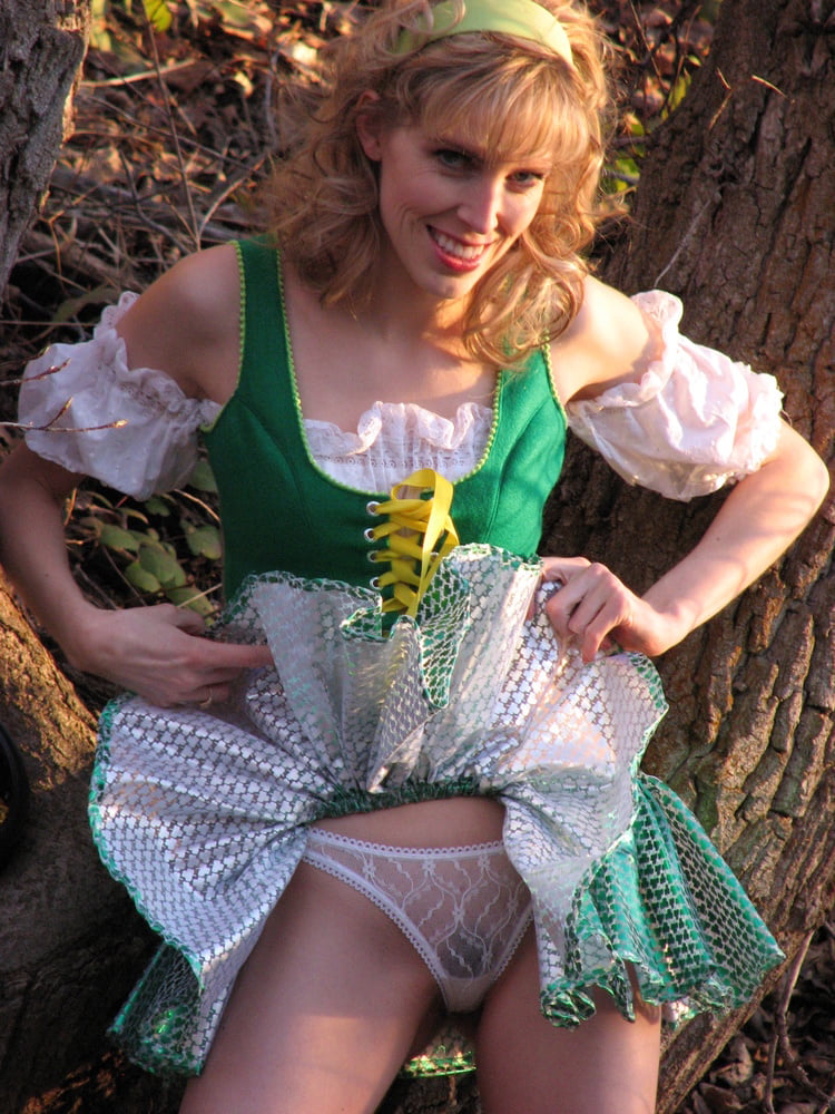 Diana, posiert im Kobold-Outfit für den St. Patricks Day.
 #97429056