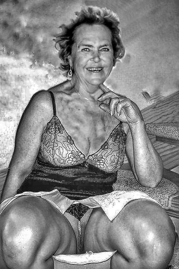 Sexy vieja puta
 #81634459