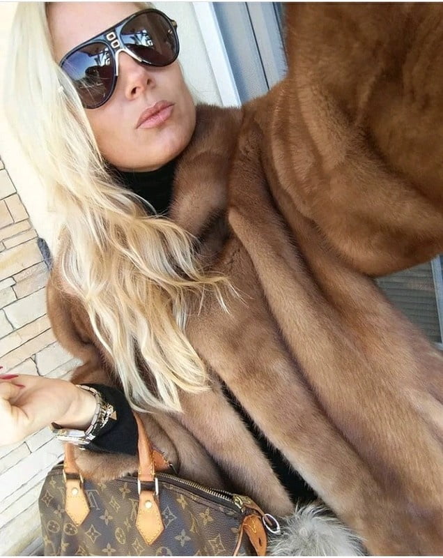 Woman in fur coat 21 #104634930