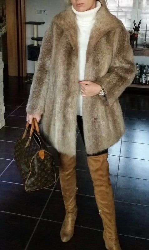 Woman in fur coat 21 #104635003