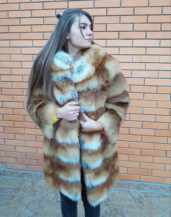 Woman in fur coat 21 #104635108
