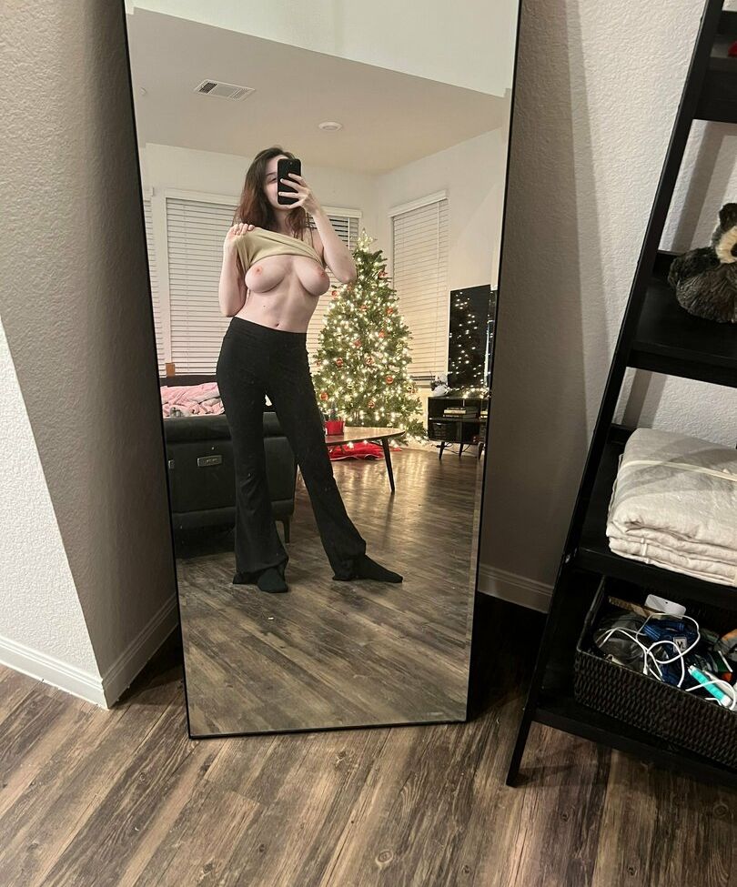 Emmia desnuda #107978127