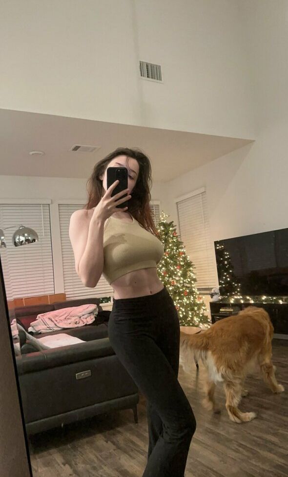 Emmia desnuda #107978129