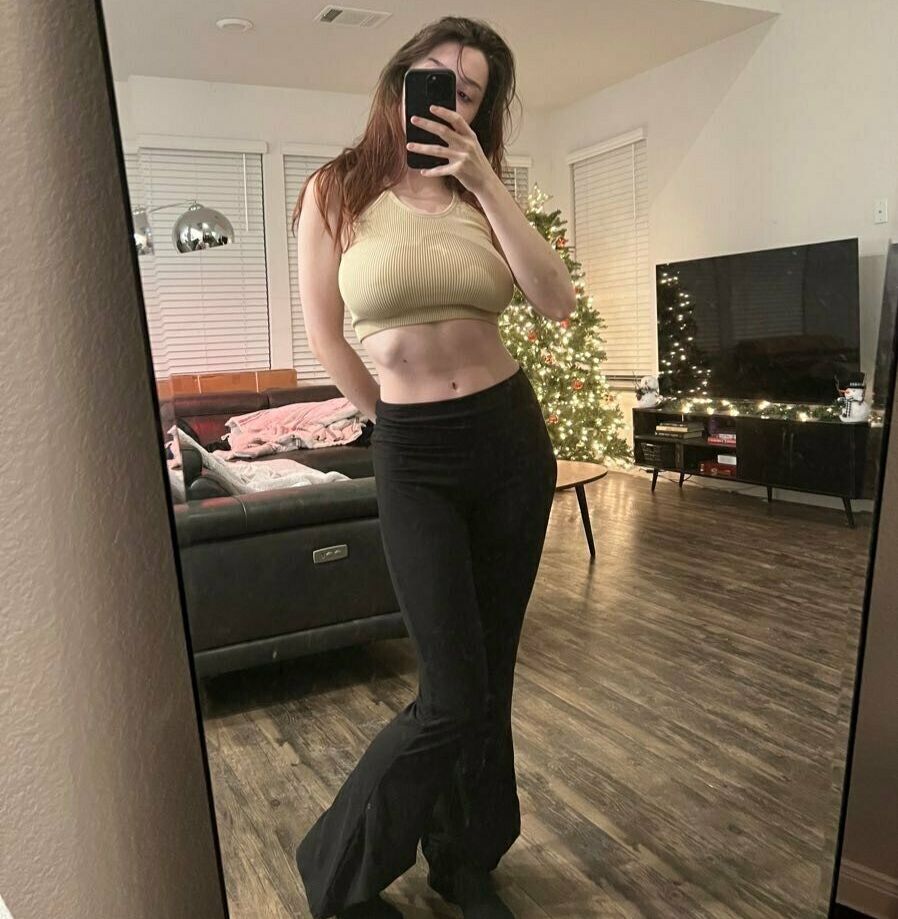 Emmia desnuda #107978130