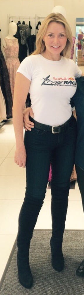 Carol vorderman con botas no.3
 #103031148