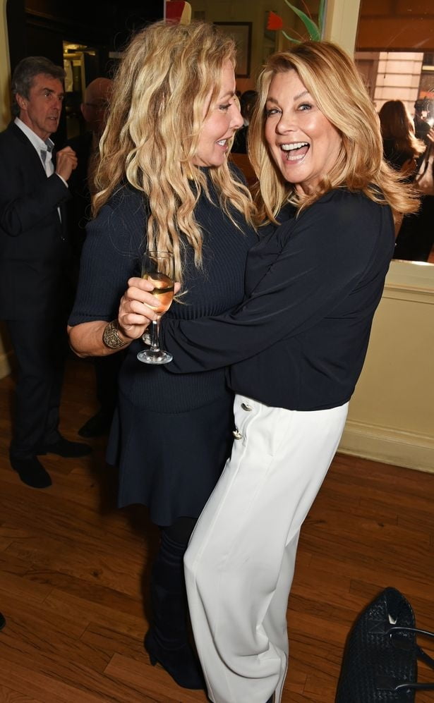 Carol vorderman con botas no.3
 #103031150