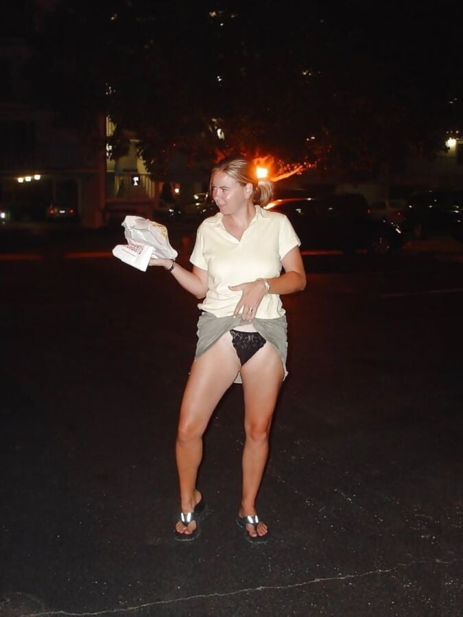 Milfs blinken
 #95893881