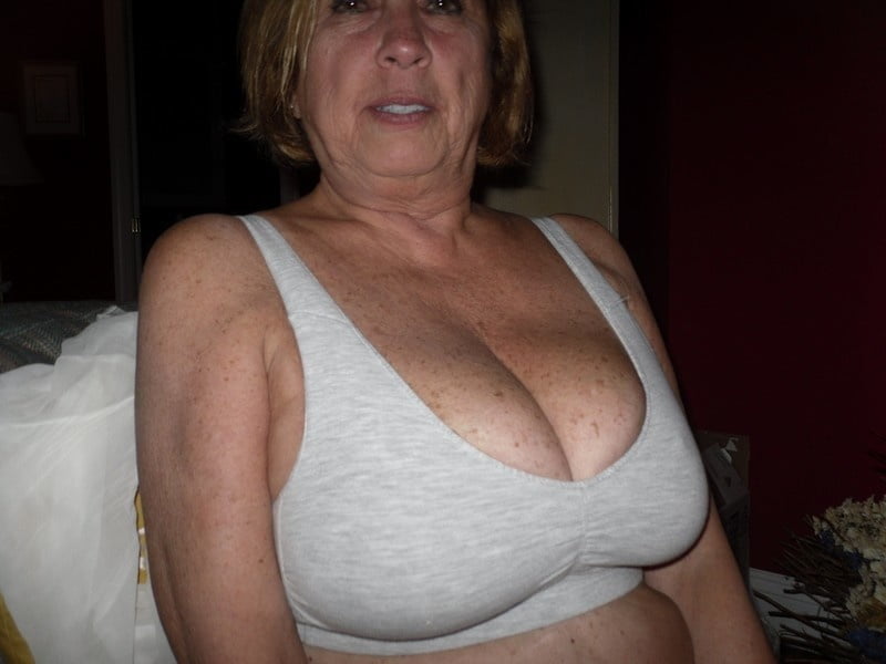 Exposé gilf marti gros titts géants
 #90435045