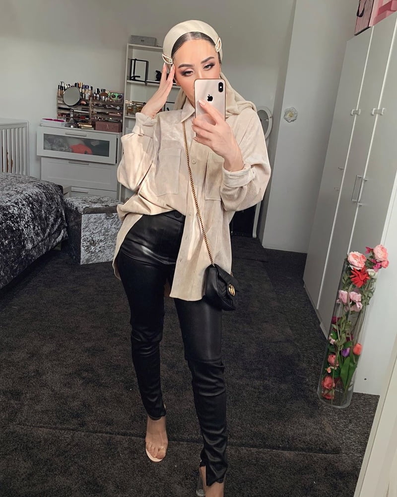 Sexy pakistanische heiße Frauen wankbank
 #99830764