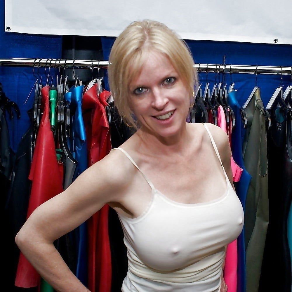 Sexy Babes braless und pokies mit sichtbaren Brustwarzen
 #97737036