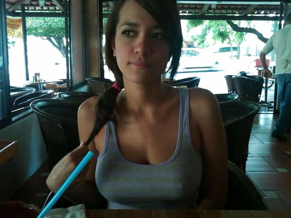 Sexy Babes braless und pokies mit sichtbaren Brustwarzen
 #97737045