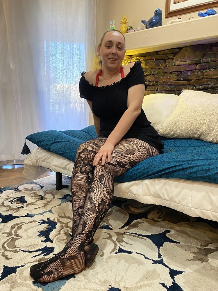 Schwarzes Kleid mit Blumen Netzstrümpfe
 #88218126