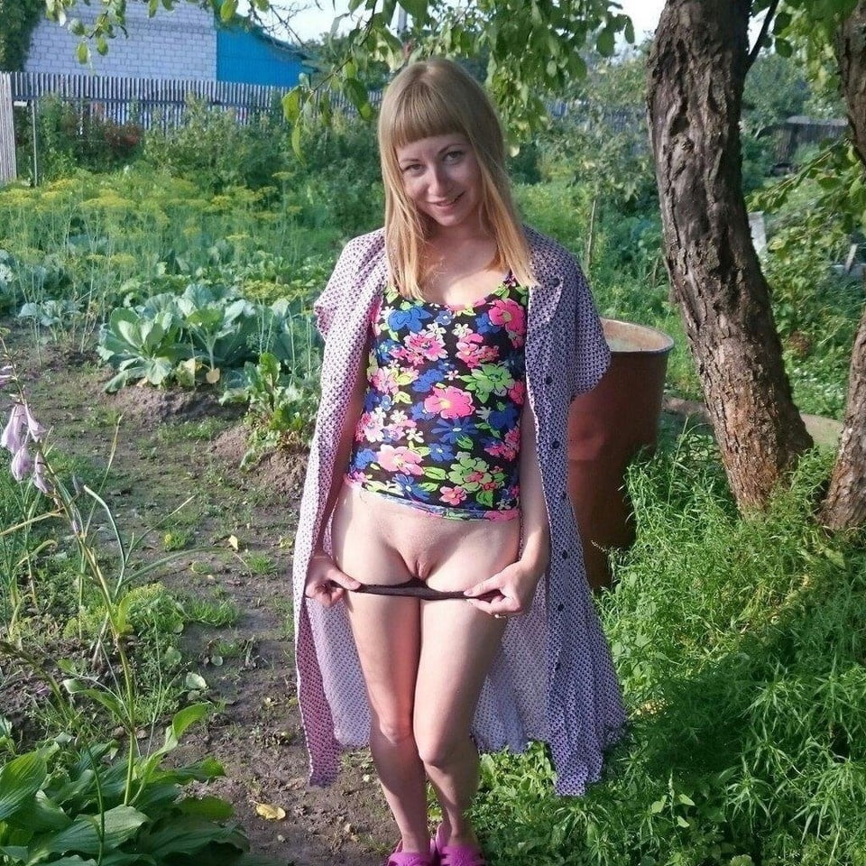 Amateur Fotos von russischen Mädchen im Freien
 #93518266