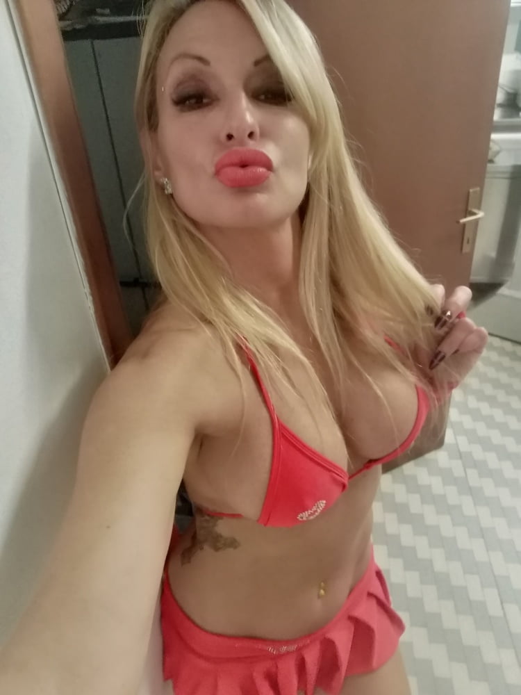 Rubia puta milf
 #80870412