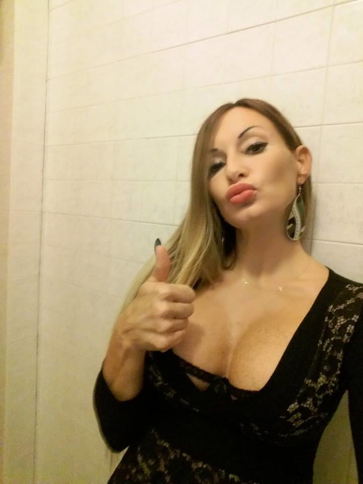 Rubia puta milf
 #80870485