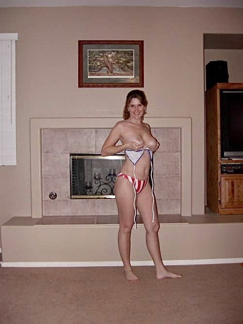 Milf sexy grand cul et seins montre chatte poilue
 #103698645