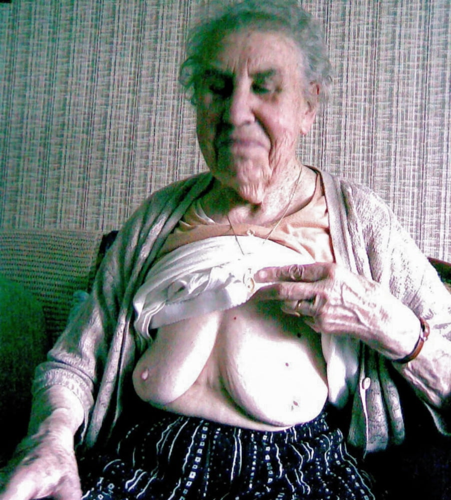 Alte Oma zeigt Titten aus
 #94434834