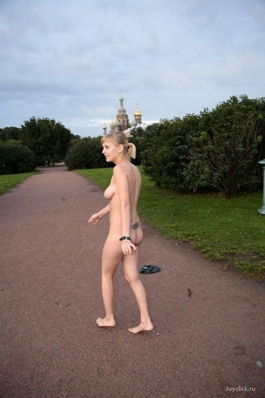 Rubia desnuda caminando por el parque
 #91347932