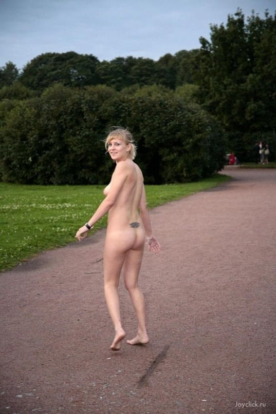 Blonde nue marchant dans le parc
 #91347955
