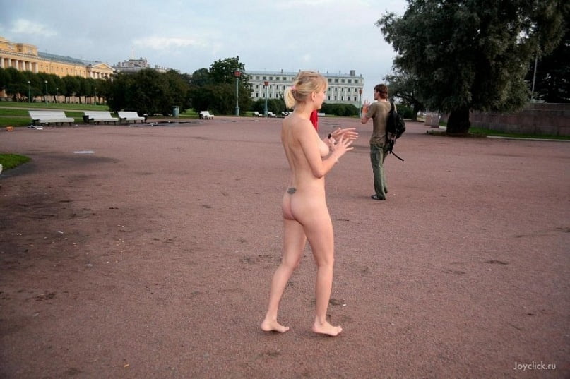 Rubia desnuda caminando por el parque
 #91347982