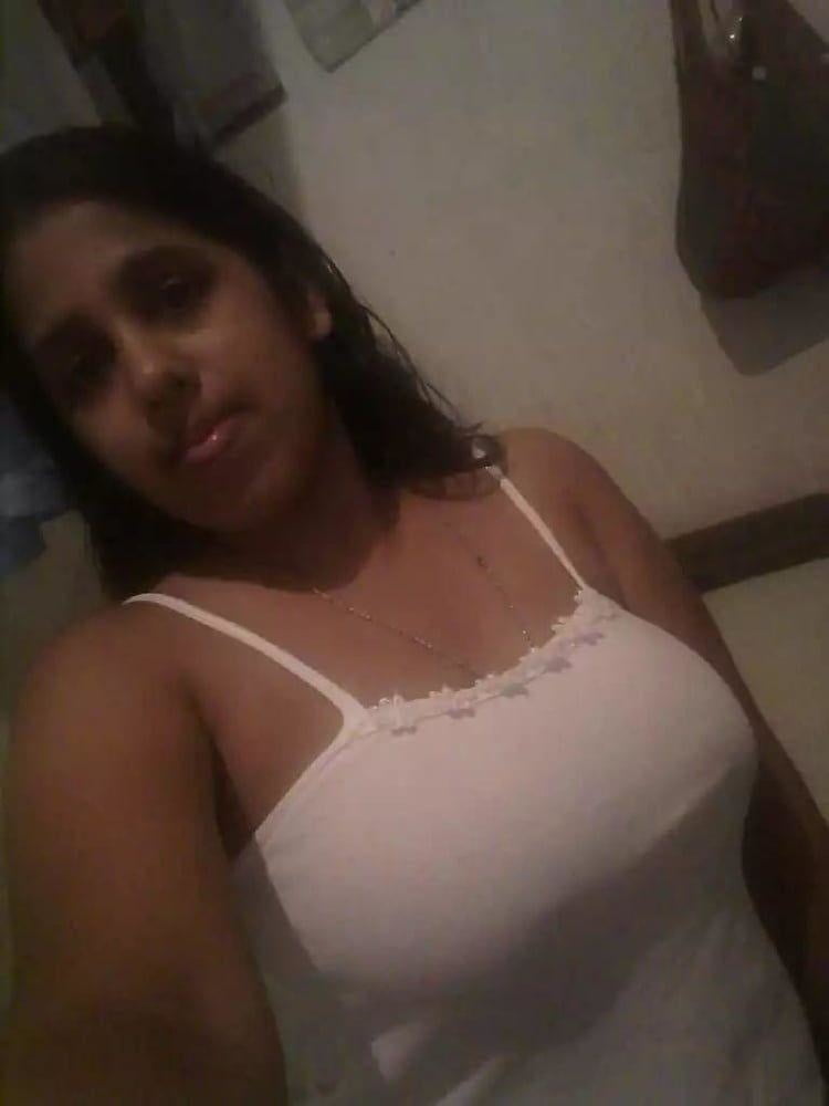 Indische sexy Mädchen zeigen ihre Brüste
 #80629801