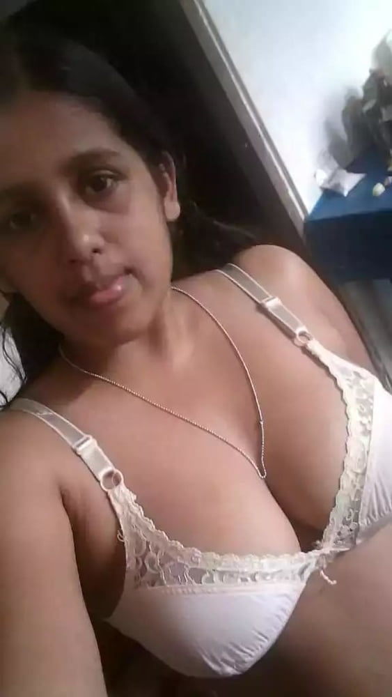 Indische sexy Mädchen zeigen ihre Brüste
 #80629834