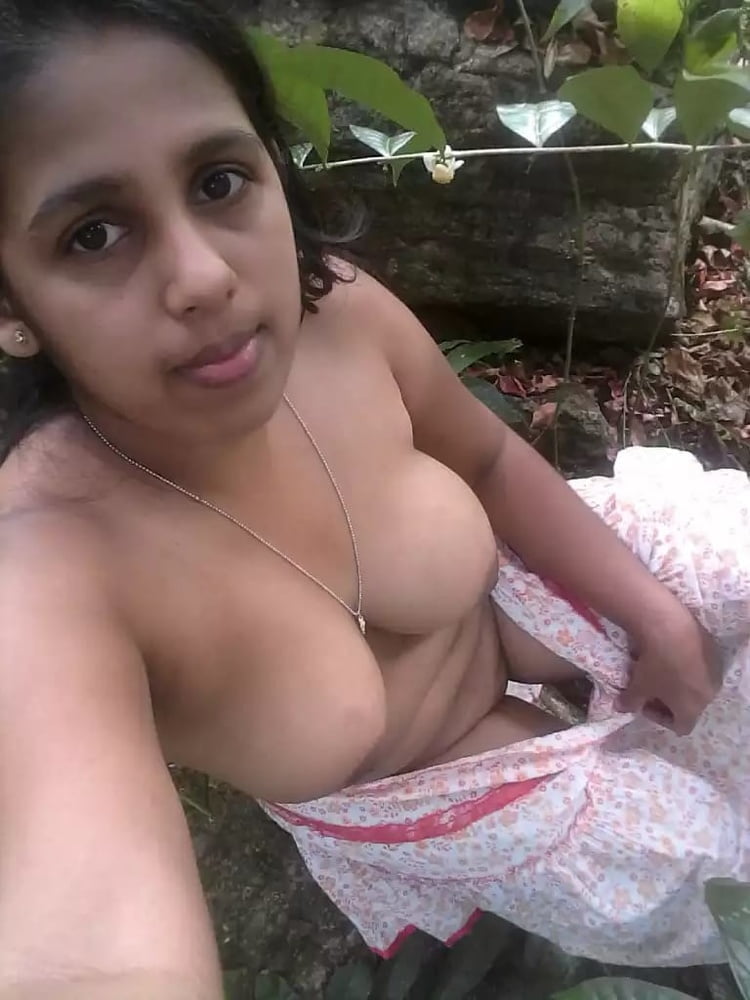 Indische sexy Mädchen zeigen ihre Brüste
 #80629840