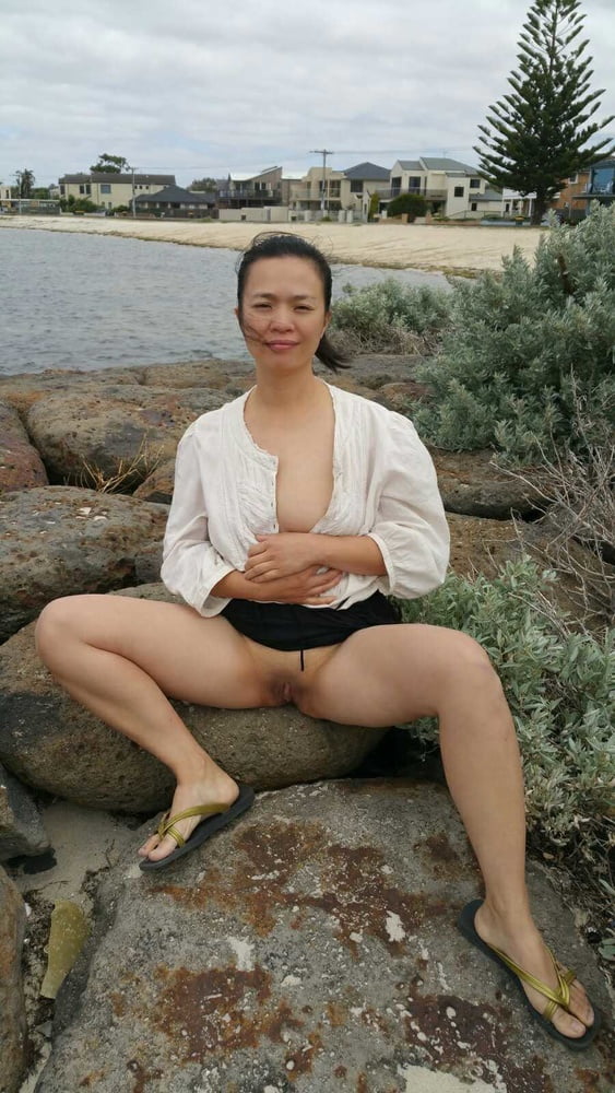 Chinesische Milf blinkt in der Öffentlichkeit
 #81211375