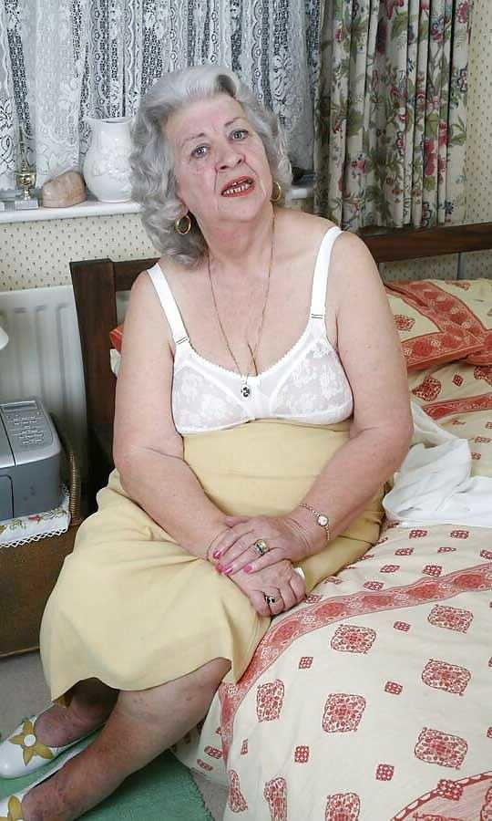 Abuelas y maduras casadas, desnudas y expuestas
 #90506034