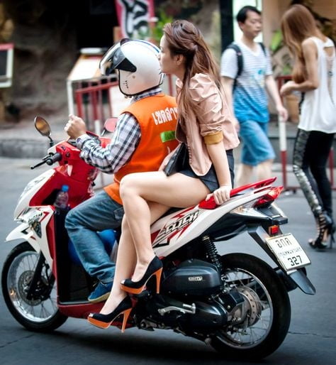 Chicas tailandesas en bicicleta
 #102948346