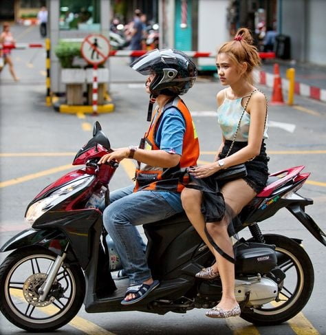 Chicas tailandesas en bicicleta
 #102948349