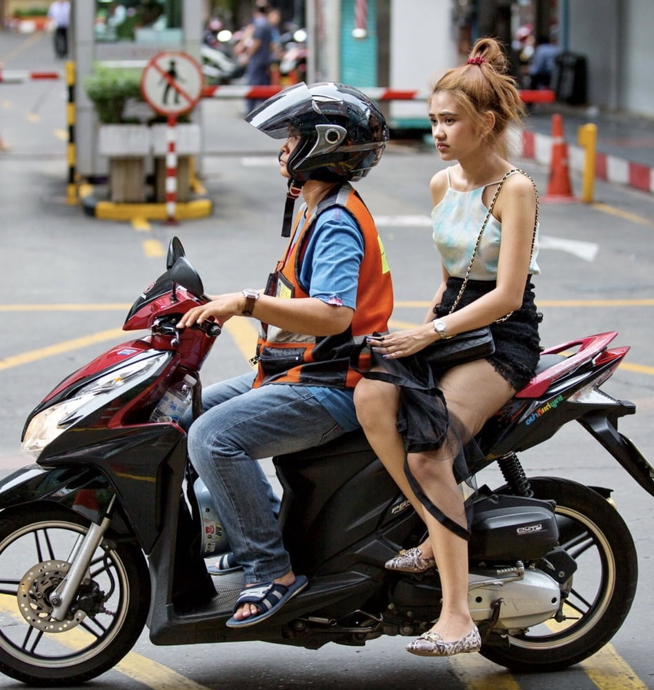 Chicas tailandesas en bicicleta
 #102948352