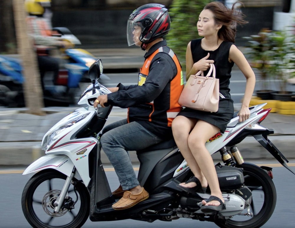Chicas tailandesas en bicicleta
 #102948354