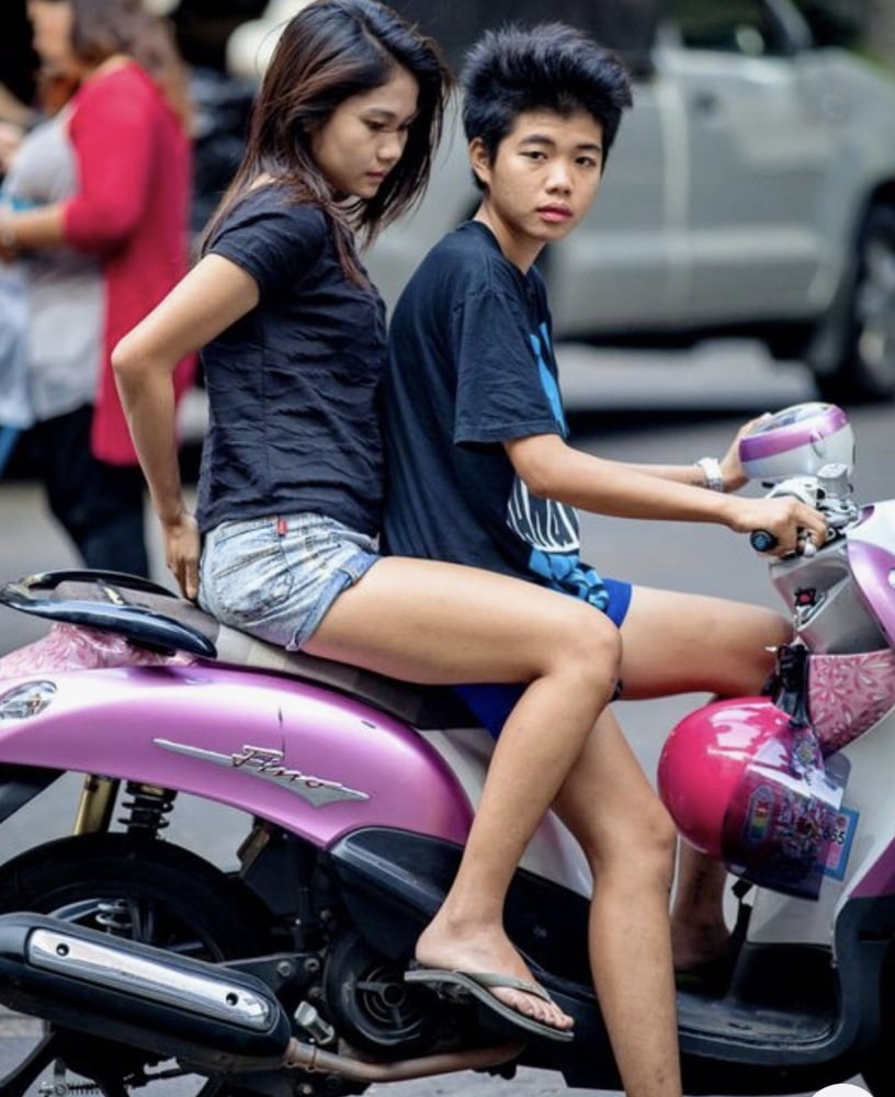 Chicas tailandesas en bicicleta
 #102948360