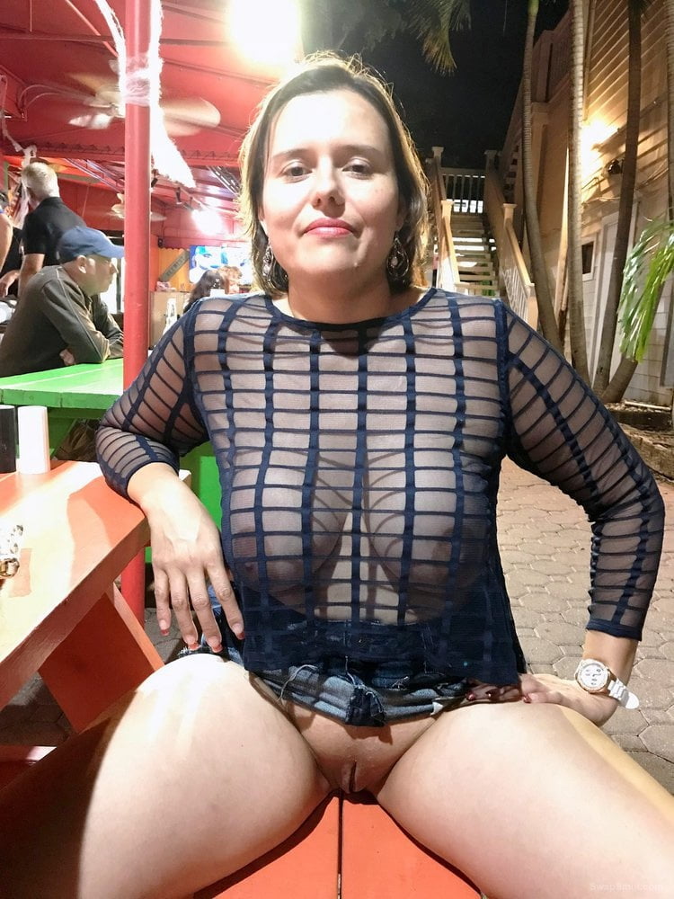 Latinas exhibiéndose en público
 #87380939