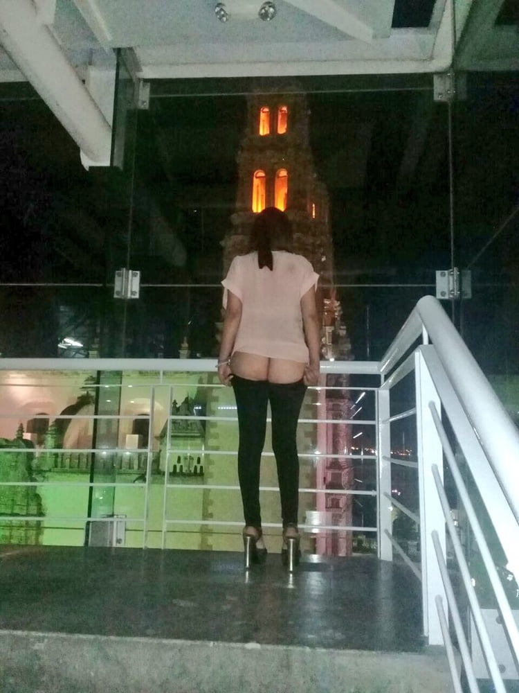 Latinas exhibiéndose en público
 #87381049