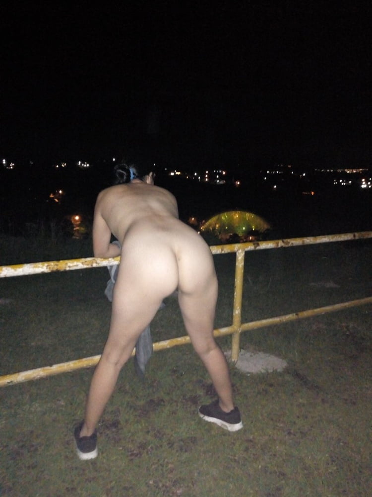 Latinas exhibiéndose en público
 #87381051