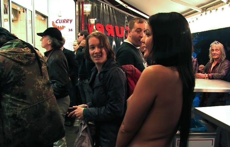 Latinas exhibiéndose en público
 #87381212