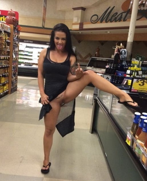 Latinas exhibiéndose en público
 #87381257