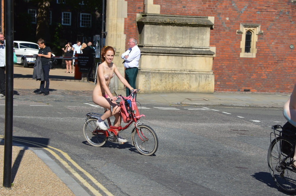 Rote Haare Blumenmädchen london 2013 wnbr world naked bike ride
 #95726669