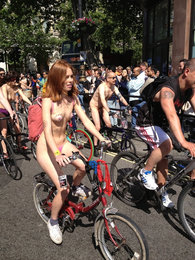 Rote Haare Blumenmädchen london 2013 wnbr world naked bike ride
 #95726758