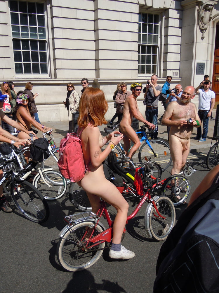 Rote Haare Blumenmädchen london 2013 wnbr world naked bike ride
 #95726791