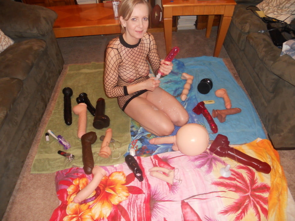 Femmes présentant leurs jouets et godemichés
 #98660524