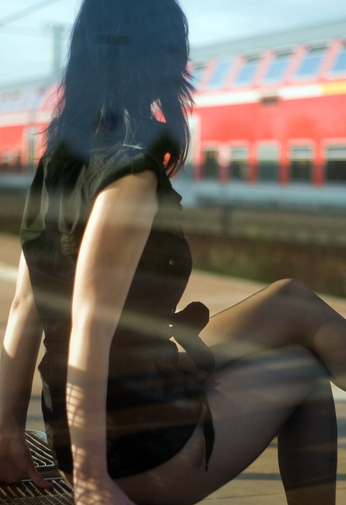 Anni, une Allemande sexy en collants à la gare.
 #88575689