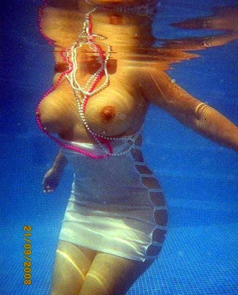 Tetas grandes bajo el agua 33
 #94098926