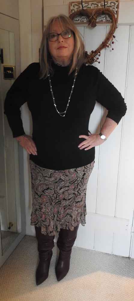 Milfs & gilfs con botas no.23
 #103269368