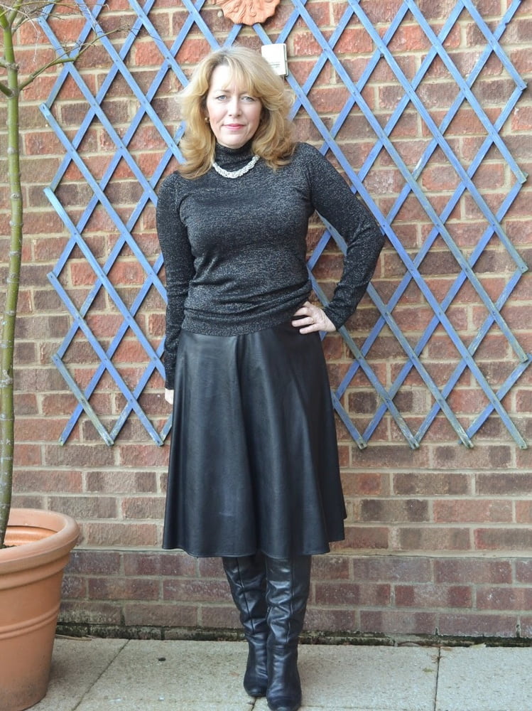 Milfs & gilfs con botas no.23
 #103269373