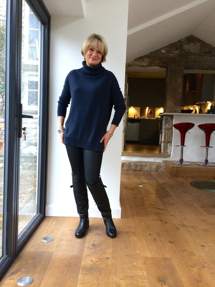 Milfs & gilfs con botas no.23
 #103269385