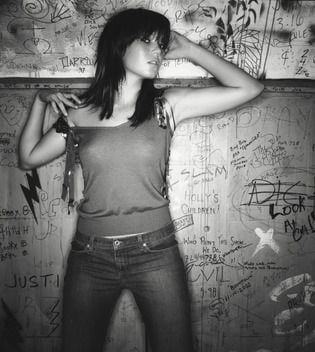 Mandy moore - photoshoot de sheryl nields (2003)
 #81938646